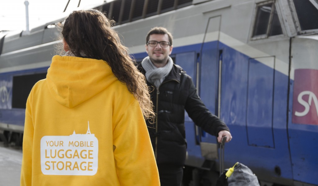 Eelway concierge delivers luggage in paris train station