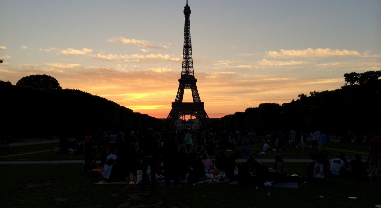 tour eiffel paris couché soleil parc été